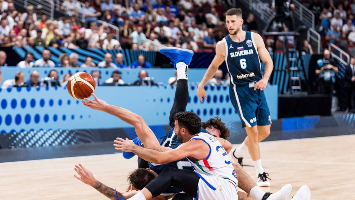 At the beginning of the game against Italy, Luka Doncic collided with Marco Spissu and Alessandro Pajola
