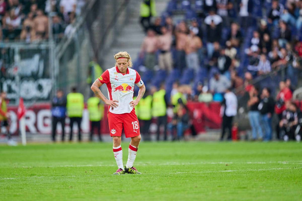 Red Bull Salzburg is in the middle of a crisis. Trainer Thomas Letsch, the club bosses and the players are counted by their own fans and experts. What's going on there?