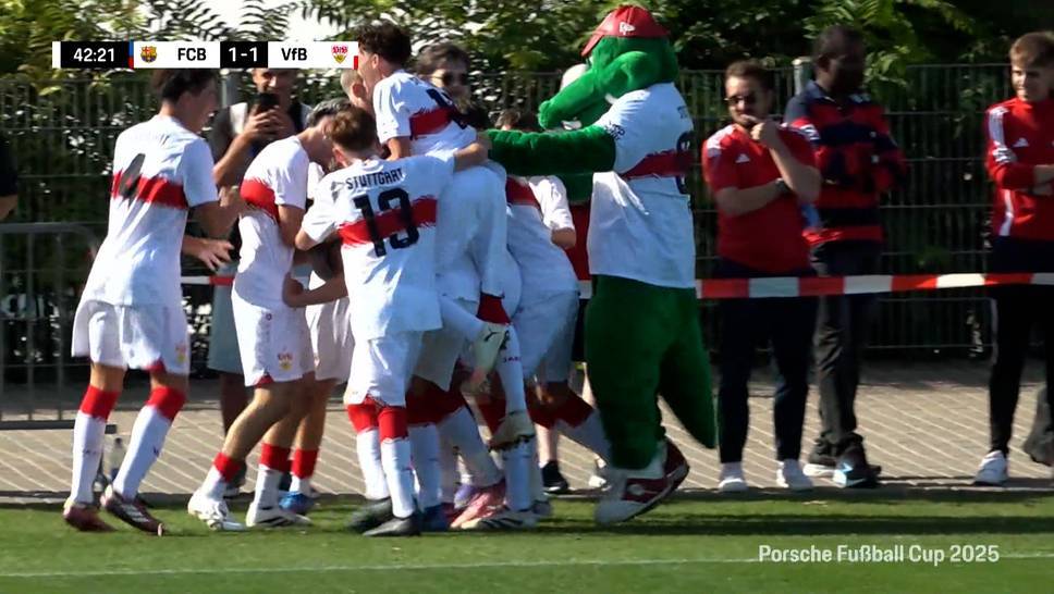 At the Porsche Football Cup 2025, the host VfB Stuttgart secured the group victory against FC Barcelona thanks to a last minute goal.