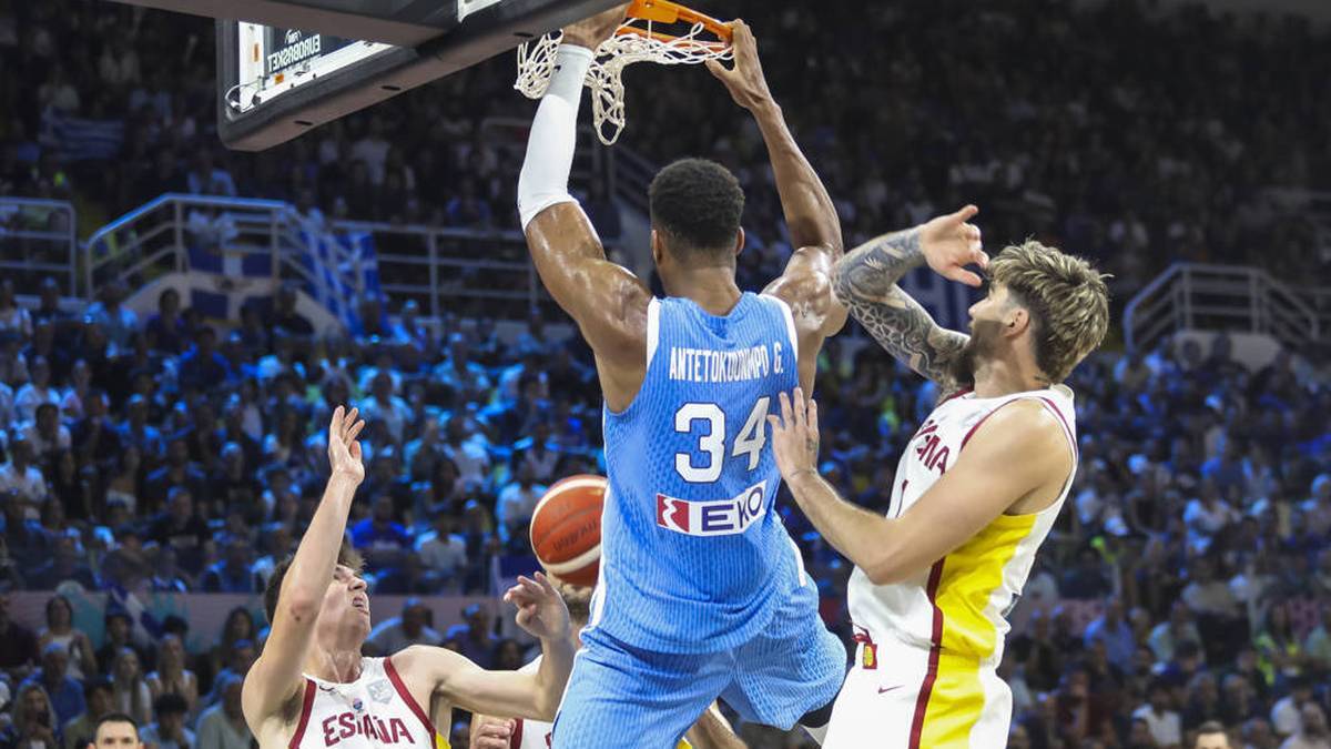 Greece's superstar Giannis Antetokounmpo Dunks Against Spain