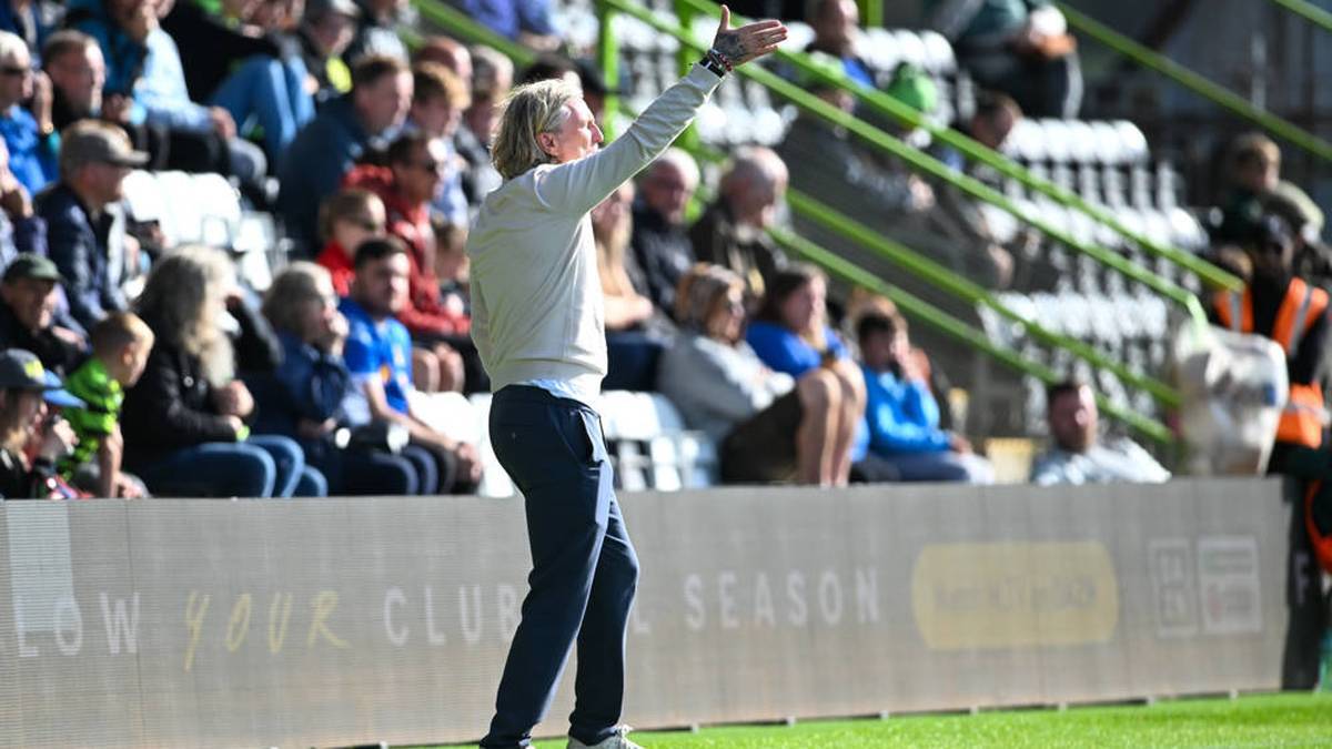Robbie Savage, Coach of Forest Green Rovers, Substituted Four Players in the First Minute for Strategic Reasons
