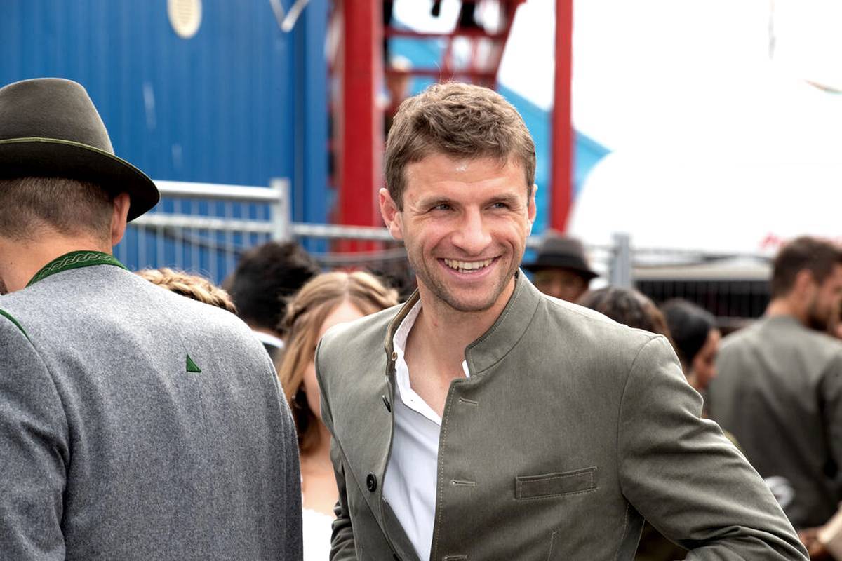 Thomas Müller is back in Munich. The legend of FC Bayern does not only use the home visit for a training session.