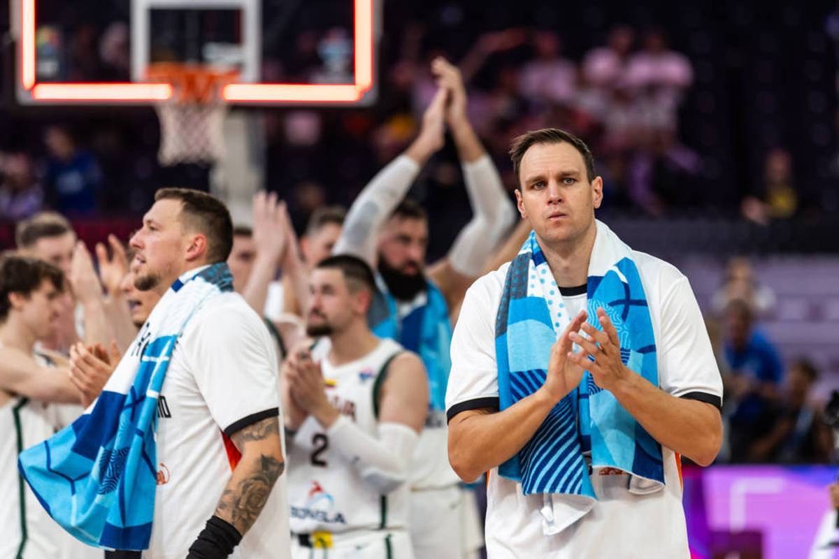 The European Championship has ended for the German basketball star Johannes Voigtmann. The injury is a real shock for German basketball players.