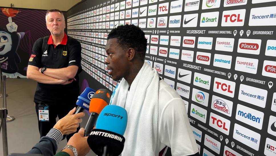 After racist statements against Dennis Schröder, fans in the hall react with supportive posters when playing against Great Britain. The DBB star thanks.