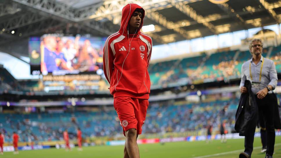 Adam Aznou moves from FC Bayern to English first division club FC Everton. Christoph Freund explains the background of the change.