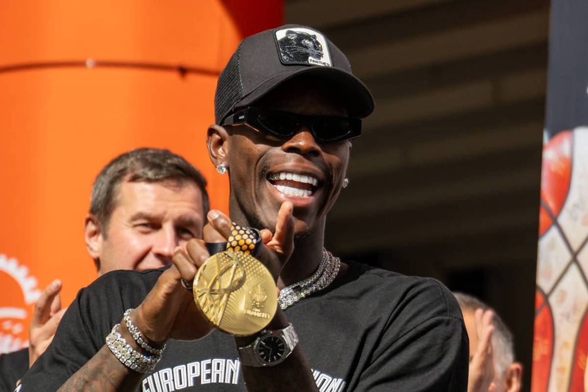 Dennis Schröder once again underpins his exceptional position in European basketball in the European Championship final. Is now a special honor?