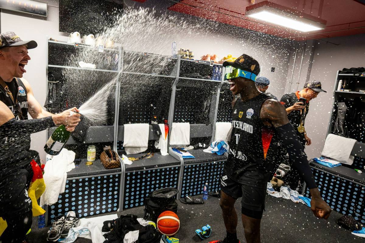 After the European Championship title, the captain of the basketball players speaks at the press conference - on the occasion of his 32nd birthday, his teammates burst in.