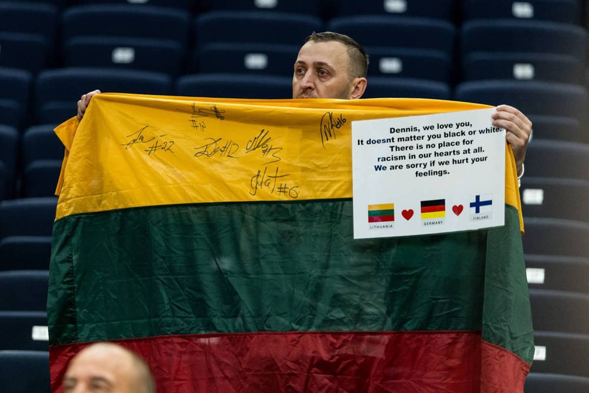 A fan of Lithuania reacts to the racism slat. He apologizes to Dennis Schröder.