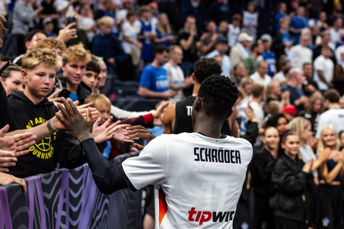 Before the last preliminary round against Finland, the spectators in Tampere racism show the red card. Dennis Schröder reacts emotionally.