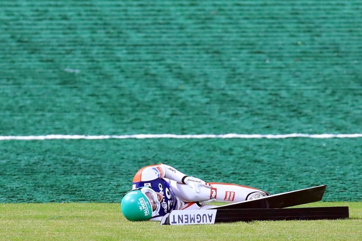 The former overall World Cup winner Eva Pinkelnig apparently injured the knee at the Olympic hill.
