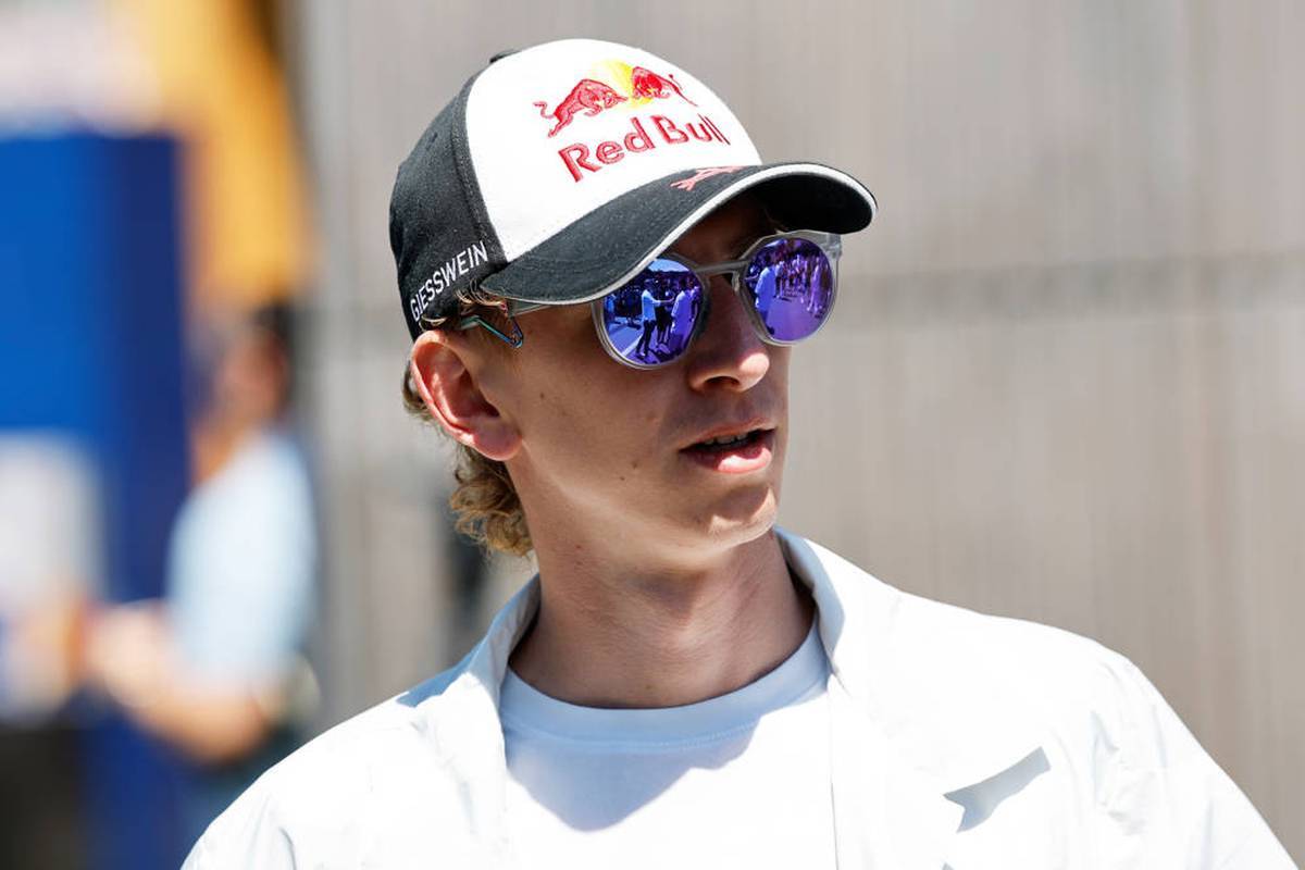 The Austrian Daniel Tschofenig celebrated huge success last winter. Nevertheless, the ASS in ski jumping apparently still sees room for improvement and thinks about a change of material.