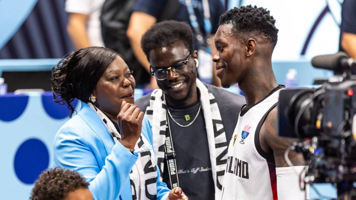 Dennis Schröder with his mother at the Slovenia Game