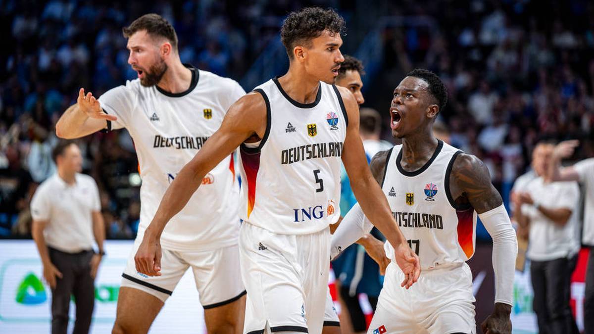 Dennis Schröder celebrates Tristan da Silva after his buzzer Beater