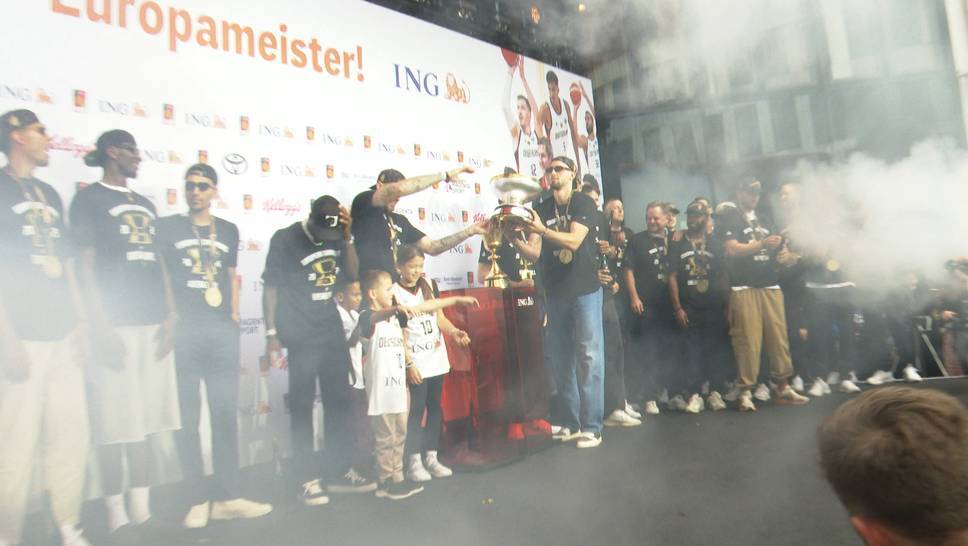 In Frankfurt, Germany's EM heroes are warmly welcomed. The fans agree: Dennis Schröder and Co. lifted the German basketball to the next level.