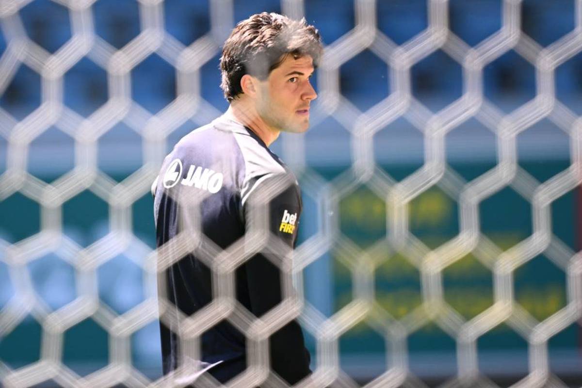 The Goalkeeper Question is Repeatedly a Point of Contention in Manchester United's Sporting Decline. Now a relative ely unknown keeper is supposed to fix it.