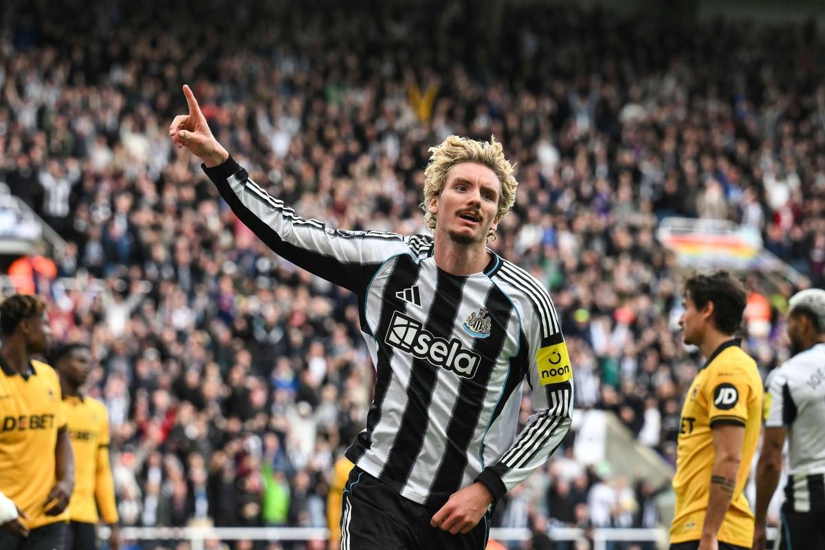 The striker makes his debut for Newcastle United - and is the match winner straight away.