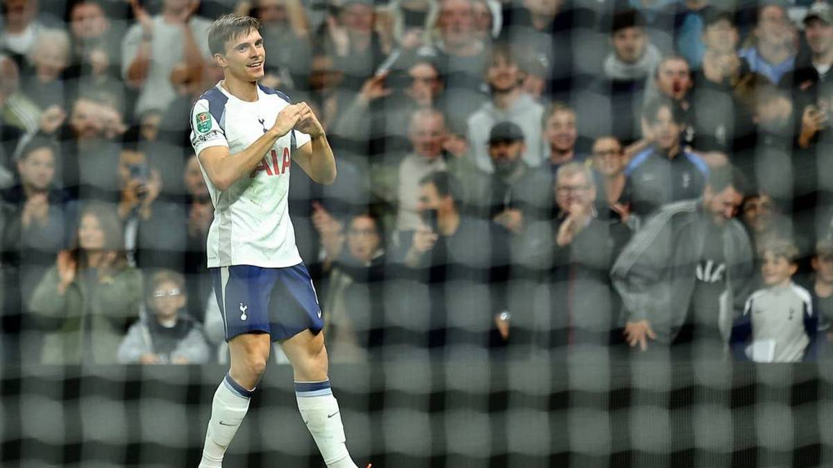 Joao Palhinha Celebrates The Lead in the League Cup