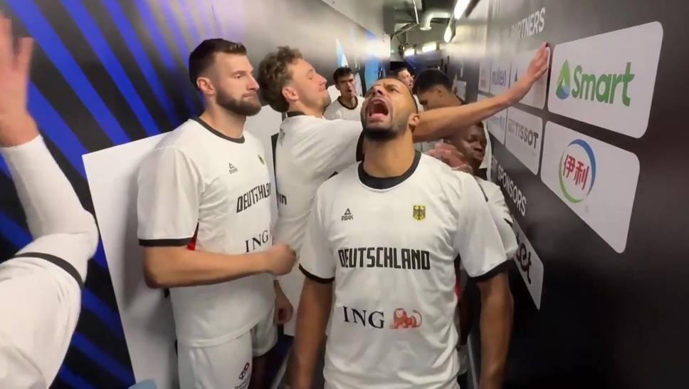 Before the European Championship semi-final Against Finland, The German Basketball Players Are Really Heating Up In The Cabin Hallway. Maodo Lo Plays The Bulldozer.