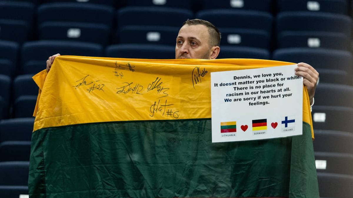 A lithuania fan apologices to Dennis Schröder