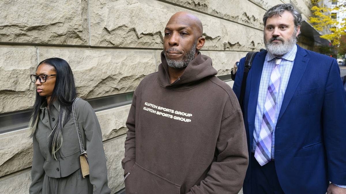 Portland coach Chauncey Billups (m.)