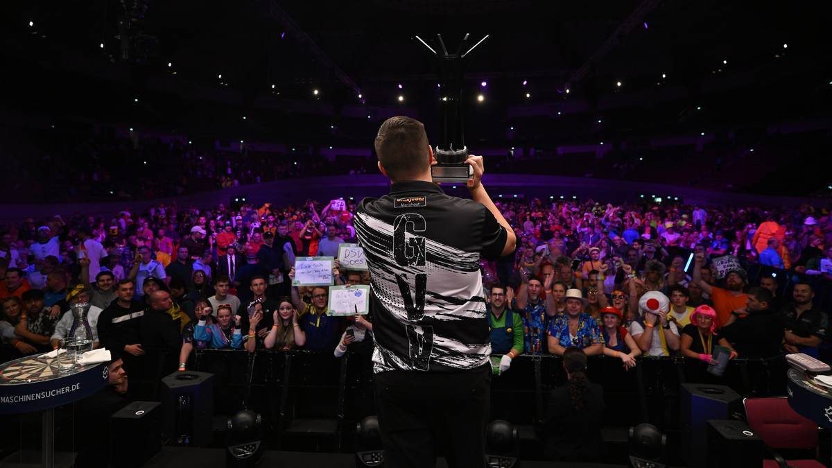 Gian van Veen presenting his winner's trophy in Dortmund