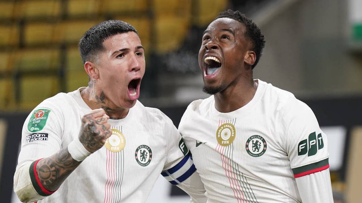 Jamie Gittens (l.) scored for the temporary 4-2