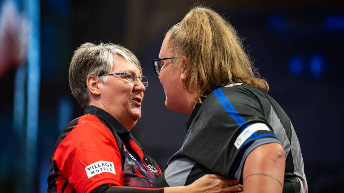 Lisa Ashton (l.) and Beau Greaves are at the Darts World Cup