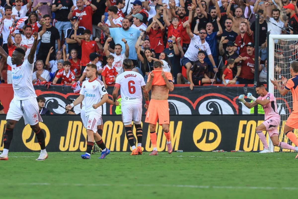 Robert Lewandowski shoots a penalty in Seville - and that against a keeper that the Pole still knows from Bavaria.