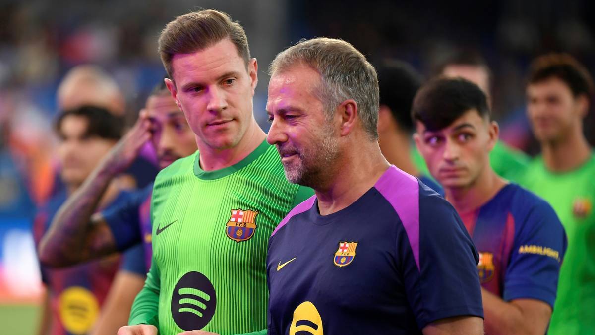 Hansi Flick (right) next to Marc-André Ter Stegen