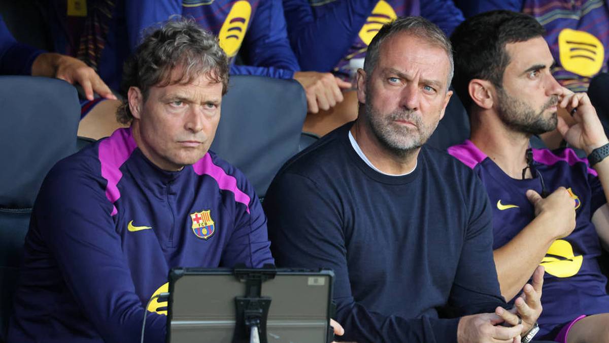 Marcus Sorg (l.) represents the suspended Hansi Flick in the Clásico