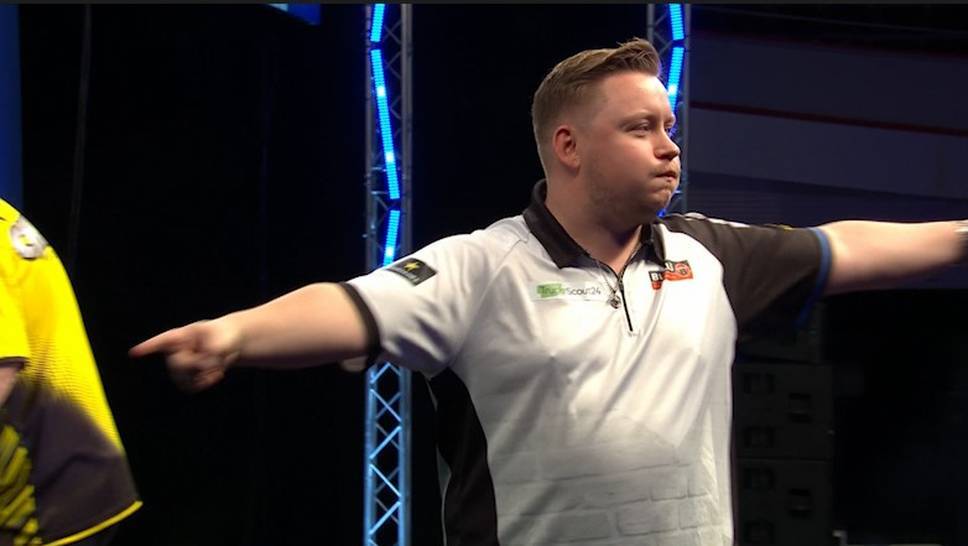 Martin Schindler wins his first game against Dave Chisnall in the decider at the European Championships in Dortmund and overturns a 0-3 deficit.