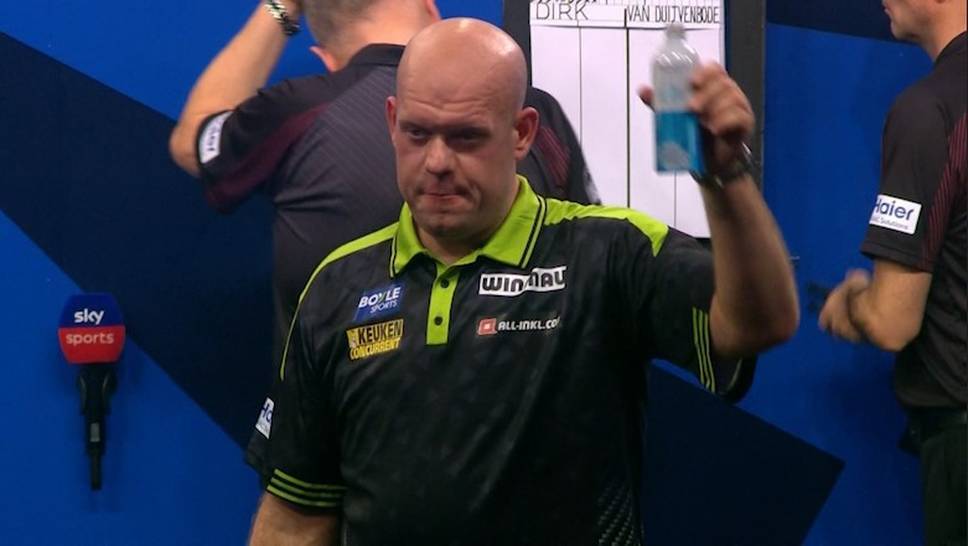 Michael van Gerwen fails in the first round of the World Grand Prix to Dirk van Duijvenbode and has therefore failed for the fifth time in this format in round 1.
