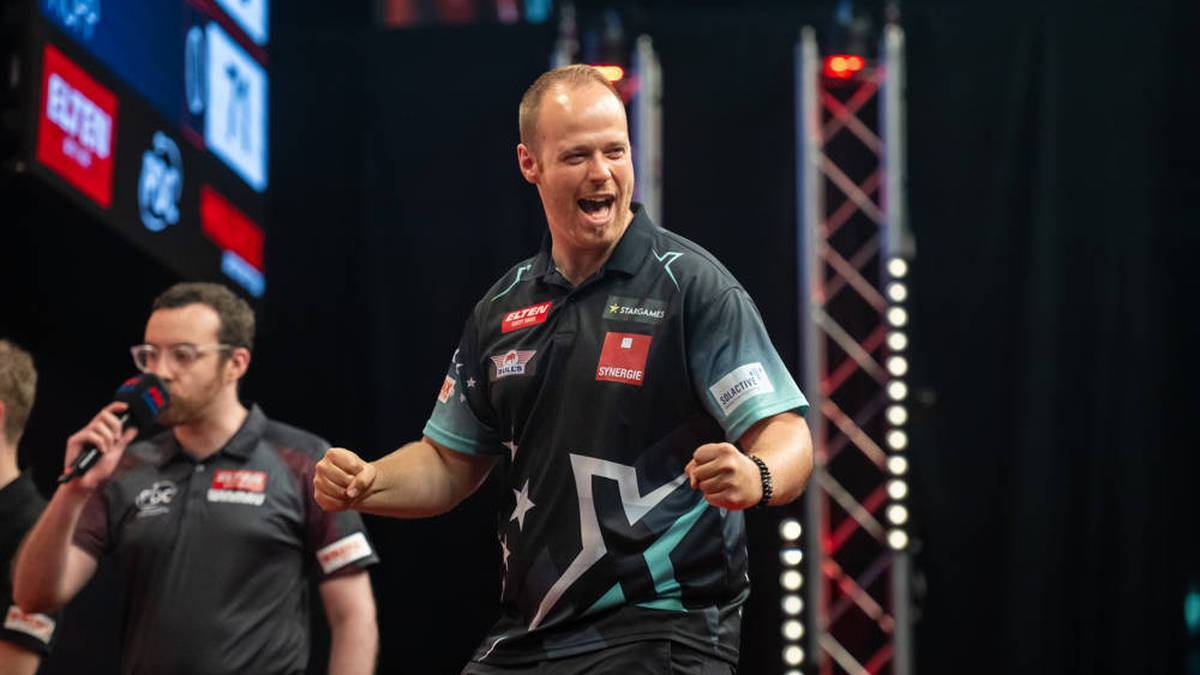 Max Hopp fights for a starting place for the Darts World Cup