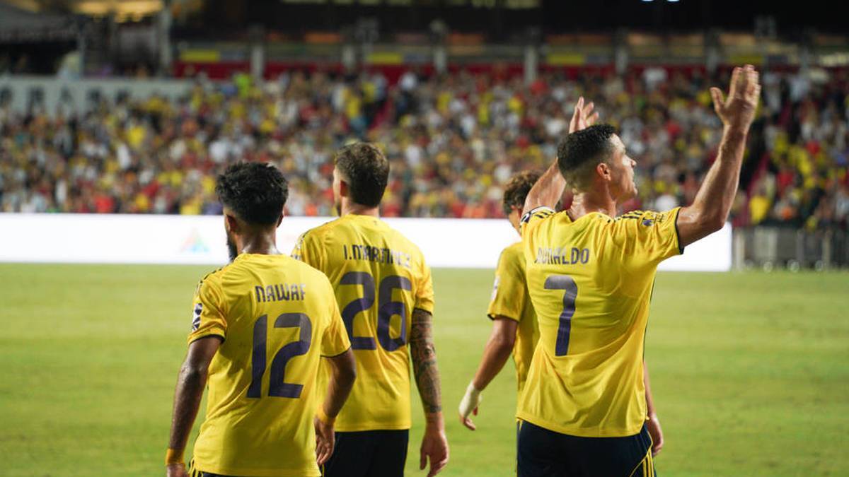 Cristiano Ronaldo (r.) scored his 800th goal at club level