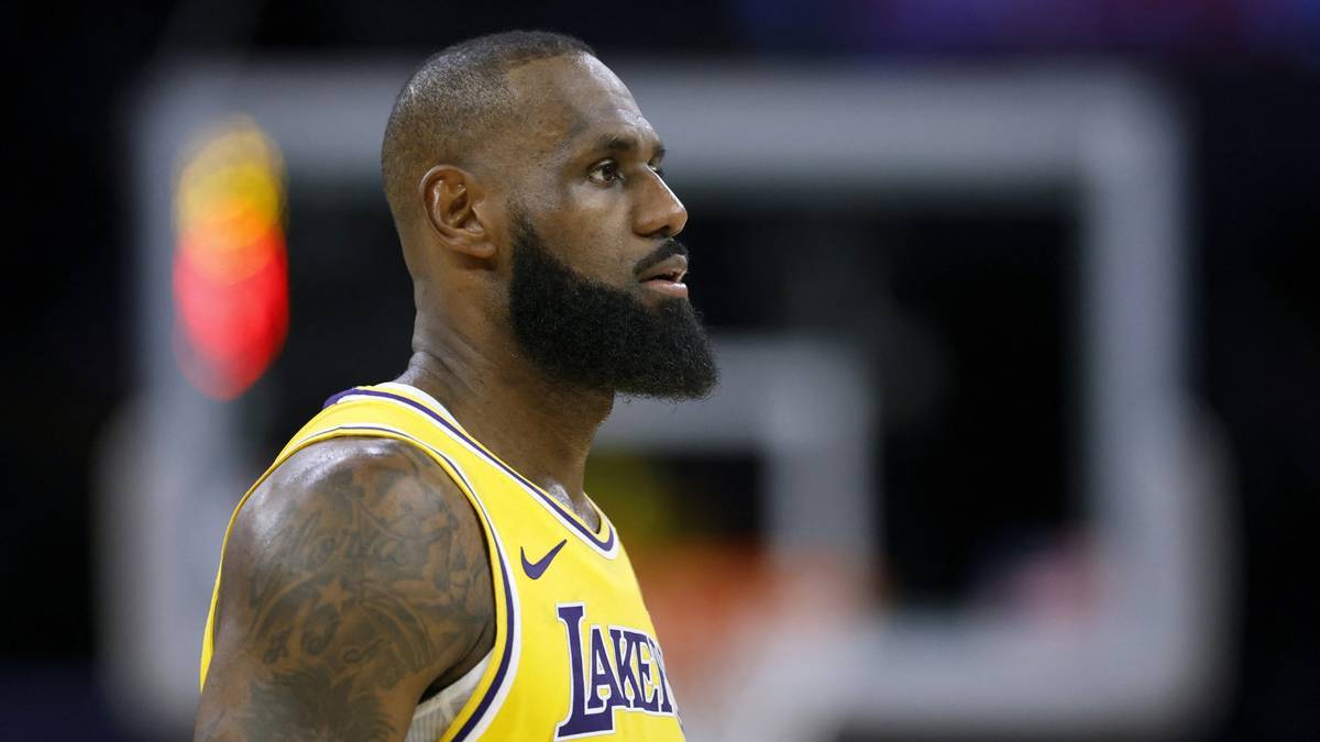 LeBron James stays with the Los Angeles Lakers