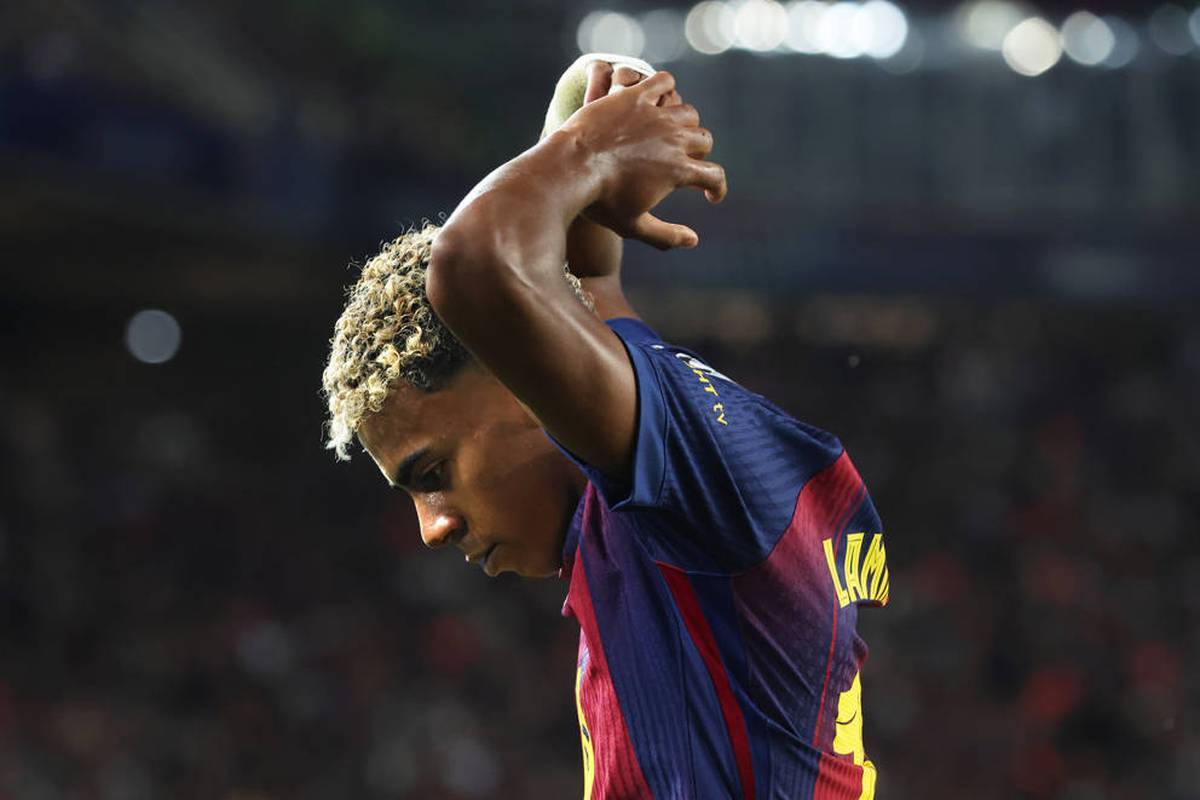 Lamine Yamal is missing Spain in the World Cup qualification, and the Clásico is also in danger. Spain's national coach also reacts to Hansi Flick's criticism.