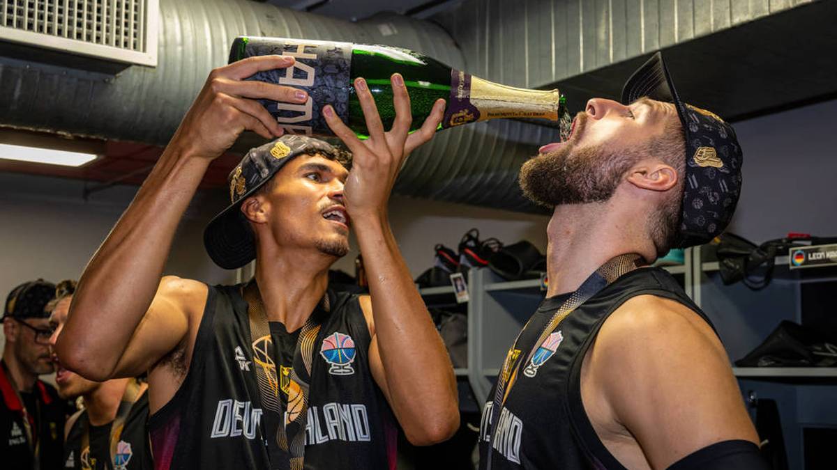 Leon scratch (r.) celebrates the European Championship title in the summer