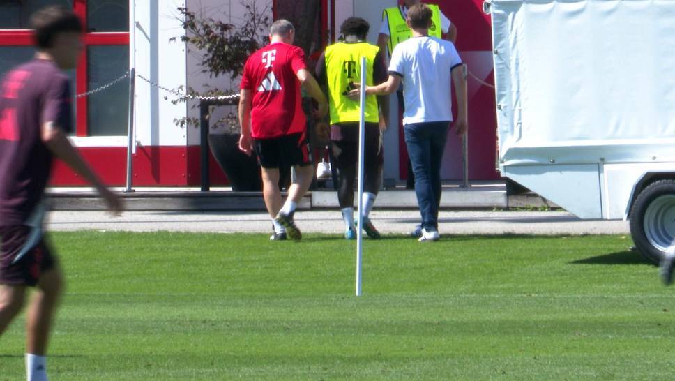 FC Bayern's new signing suddenly has to be treated during training and even driven off the pitch. Not the only moment of shock on Säbener Straße.