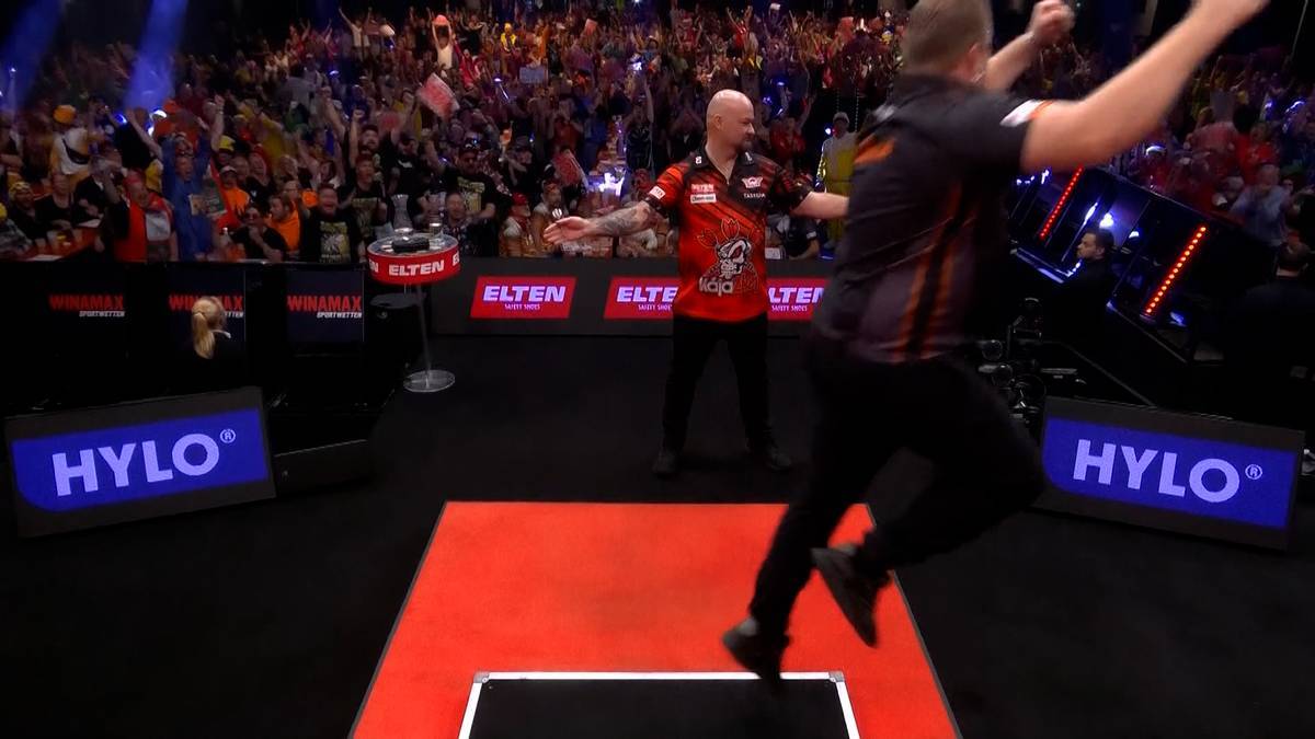Dirk van Duijvenbode throws a nine-darter at the German Darts Championship and crowns a successful match against Karel Sedlacek.