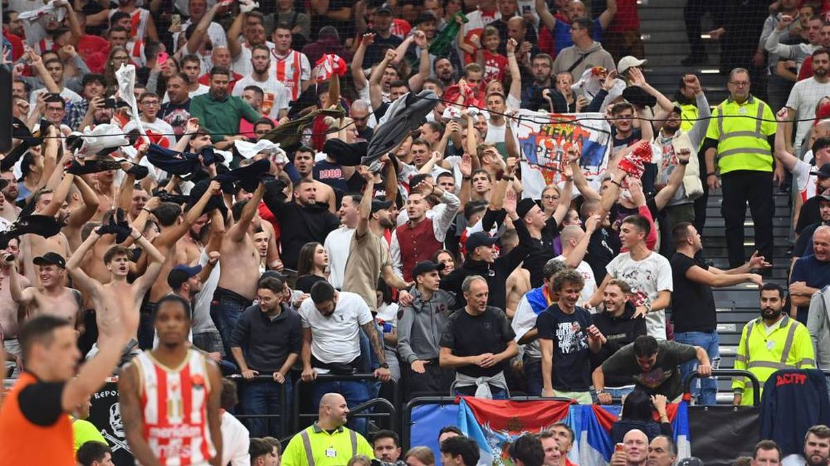 Fans of Roter Stern Belgrade thrown in the game at FC Bayern cups