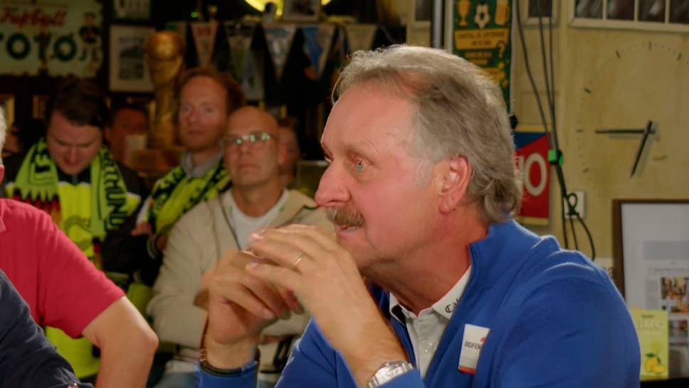 SPORT1 presenter Jochen Stutzky indirectly compares Karim Adeyemi with Leroy Sané, whereupon expert Peter Neururer immediately intervenes.