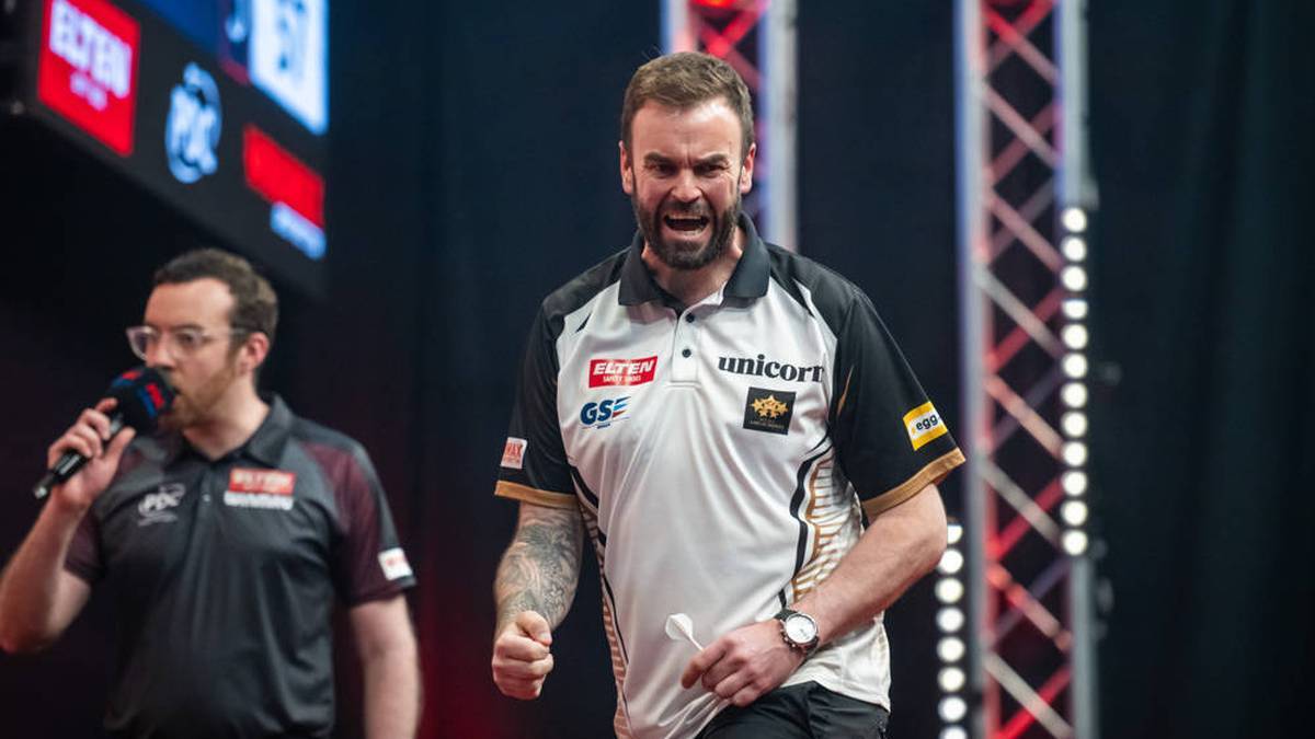 Ross Smith defeated Michael van Gerwen 6-0 in the round of 16