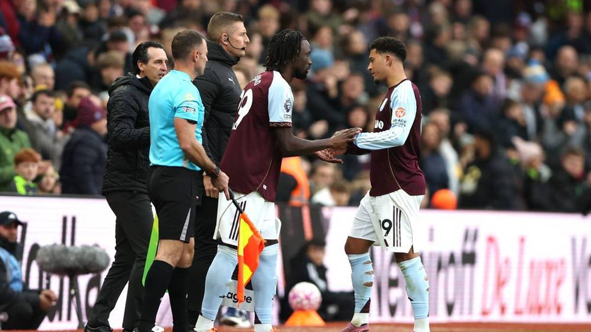 Jadon Sancho (r.) leaves the pitch