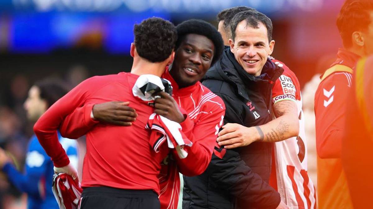 Régis Le Bris (r.) was happy about Sunderland's victory at Stamford Bridge