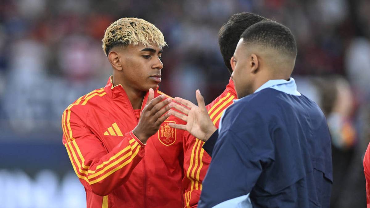 Kylian Mbappé (blue) comments on Lamine Yamal