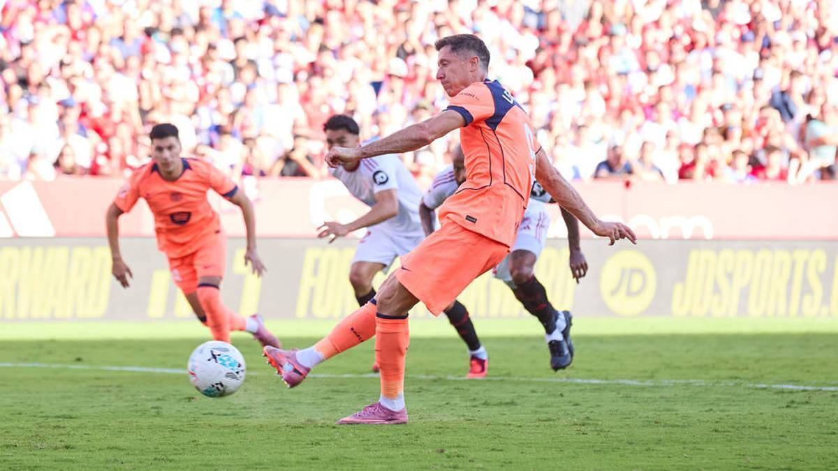 Robert Lewandowski missed a penalty in Seville