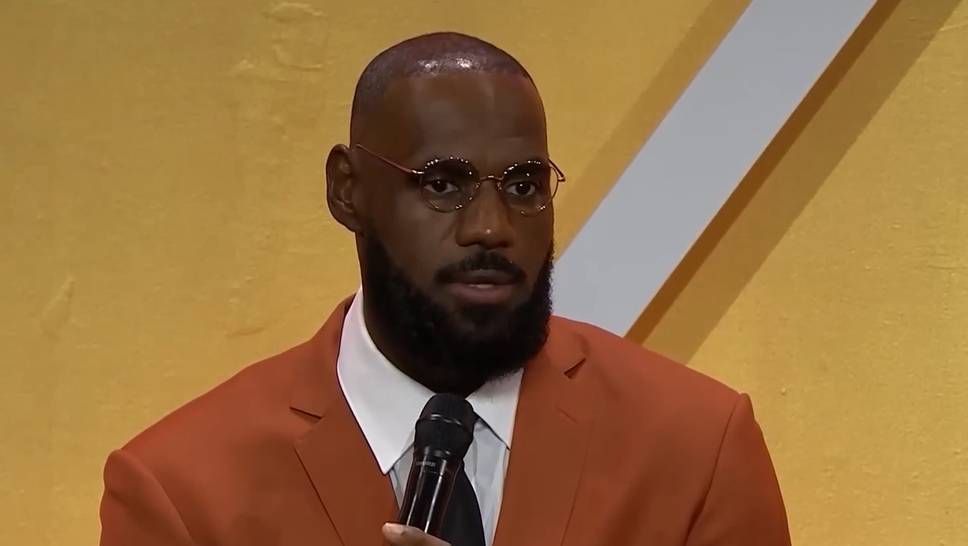 LeBron James speaks about the influence of Kobe Bryant on the Dream Team of the United States at the 2008 Olympics - and about the proportion of the basketball legend in the gold medal.
