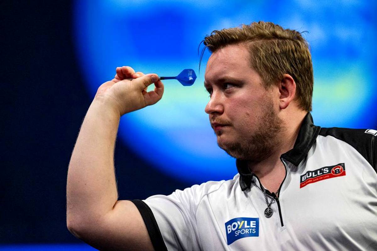 Martin Schindler runs with a song by Eminem instead of his usual inlet music. Sport1 expert Max Hopp has a guess.