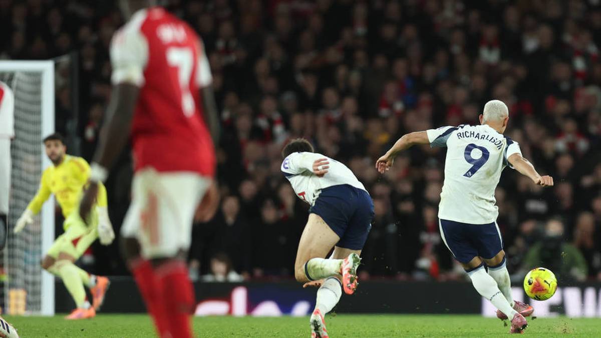 Richarlison scores a dream goal