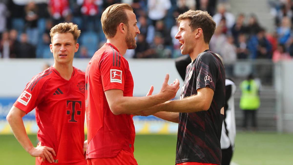 Harry Kane (center) and Thomas Müller (right) played together for FC Bayern until the summer